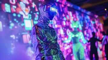 une métallique argent costume avec intégré LED lumières usé plus de une néon vert engrener Haut et noir vinyle pantalon. le Contexte est une vibrant futuriste boîte de nuit avec une vivre dj et holographie photo