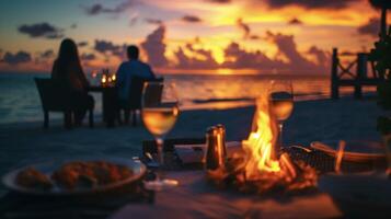 Contexte une le coucher du soleil dîner sur le plage avec une feu et une décontractée robe code photo
