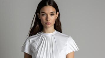 une plaine blanc tee est élevé avec inattendu plissage et encarts création une unique et accrocheur pièce cette est parfait pour tout décontractée occasion photo