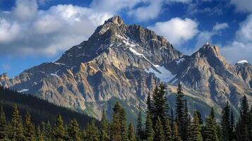 une majestueux Montagne de pointe en hausse au dessus le limite forestière inspirant une sens de merveille et admiration photo