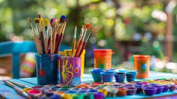 une coloré assortiment de des peintures et brosses asseoir en dehors sur le table prêt pour invités à ajouter leur personnel toucher à leur pincer marmites. photo