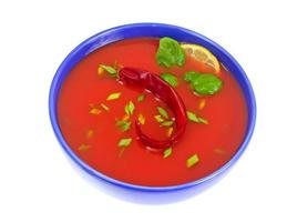 soupe de tomate dans l'assiette. cuisine italienne nationale photo