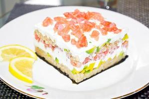 nourriture diététique. salade de fruits de mer, saumon et légumes frais. photo