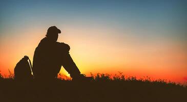 ai généré silhouette de une voyageur avec une sac à dos à le coucher du soleil génératif ai photo