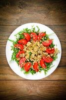 salade de tomates, champignons, roquette et graines de tournesol photo