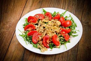salade de tomates, champignons, roquette et graines de tournesol photo