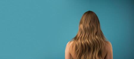 ai généré magnifique femelle longue cheveux retour vue sur bleu Contexte génératif ai photo