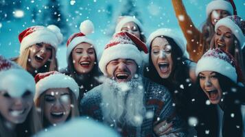 ai généré gens dans Père Noël claus Chapeaux ayant amusement sur le rue génératif ai photo