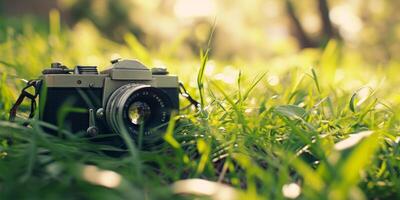 ai généré rétro caméra dans vert herbe génératif ai photo