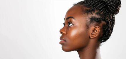 africain américain femme fermer portrait sur une lumière Contexte photo