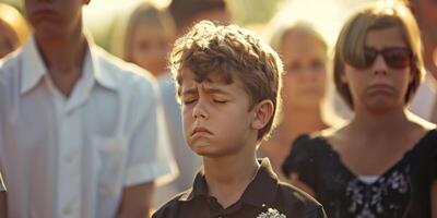 une enfant est triste à une funéraire photo