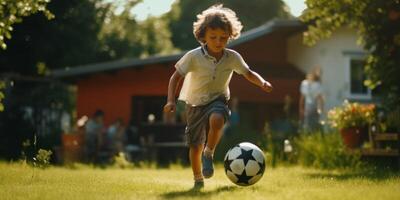 enfant garçon en jouant Football dans le arrière-cour photo