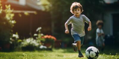 enfant garçon en jouant Football dans le arrière-cour photo