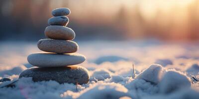 pyramide de galets sur une neigeux Contexte photo