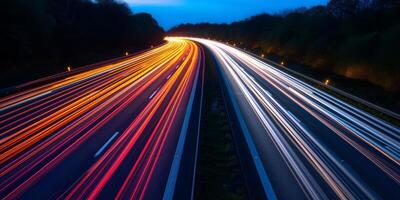 circulation lumière la vitesse les sentiers sur le autoroute photo