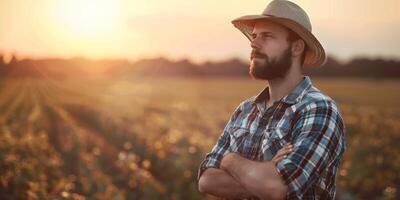 agriculteur Masculin dans une paille chapeau contre le Contexte de une champ photo