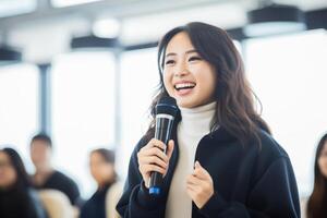 femme avec microphone à Publique Parlant photo