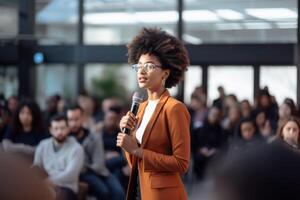 femme avec microphone à Publique Parlant photo