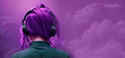 fille dans écouteurs avec violet cheveux écoute à la musique sur une violet Contexte retour voir, bannière photo