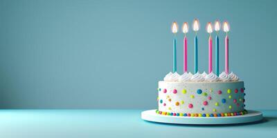anniversaire gâteau avec bougies sur une plaine Contexte photo