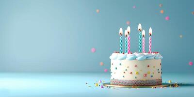 anniversaire gâteau avec bougies sur une plaine Contexte photo