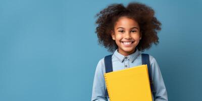 les enfants avec livres et sacs à dos retour à école photo