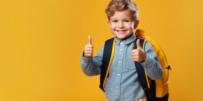 les enfants avec livres et sacs à dos retour à école photo