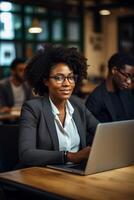 femme travail à une ordinateur dans le Bureau photo