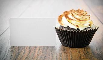 gâteau à la crème, cupcake sur boisé photo