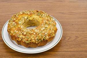 gâteaux faits maison, muffin aux graines de citrouille sur plaque blanche. photo