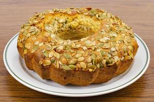 gâteaux faits maison, muffin aux graines de citrouille sur plaque blanche. photo