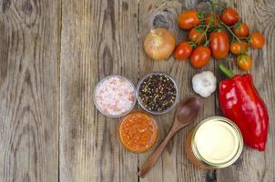 sauce, un apéritif de légumes de saison en verre photo