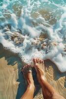 femelle pieds dans le le sable sur le plage photo