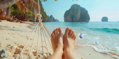 femelle pieds dans le le sable sur le plage photo