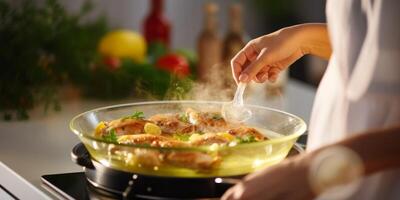 femme faisant la cuisine dans la cuisine photo