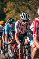 cyclistes avec professionnel courses des sports équipement équitation photo