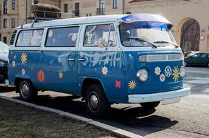 Minsk, Biélorussie, Mars 29, 2024 - vieux volkswagen transporteur t2 photo