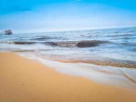 la photographie de vagues sur le plage avec une clair ciel pour une été Contexte photo