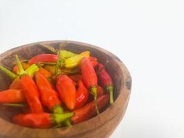 piments dans une petit bol sur un isolé blanc Contexte photo