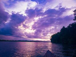 la photographie de le vue de le le coucher du soleil ciel dans le après midi est violet sur le mer photo