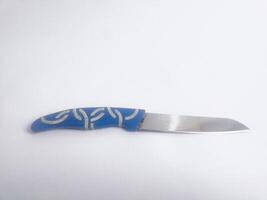 la photographie de une petit bleu Coupe couteau sur un isolé blanc Contexte photo
