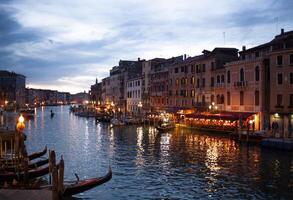 vue de rialto pont de Venise par nuit. photo