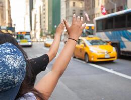 touristes appel une Jaune taxi dans Manhattan avec typique geste photo