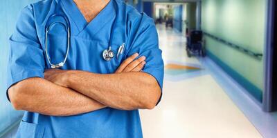 infirmière ou médecin avec bleu veste dans le hôpital salle. photo