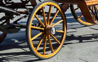 Jaune roue vieux cheval le chariot photo