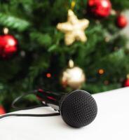 noir microphone avec Noël arbre photo