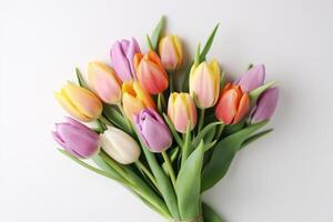 Créatif disposition avec coloré tulipe fleurs bouquet et bannière isolé sur blanc Contexte. floral composition avec magnifique Frais tulipes. photo