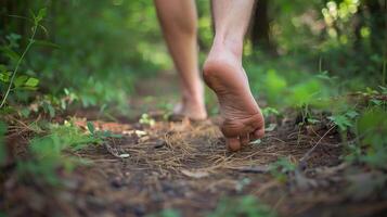 pieds nus homme en marchant dans le forêt sur une saleté piste. photo
