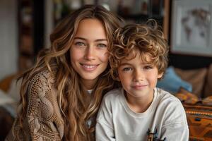 une femme et une garçon sont posant pour une photo pour les mères journée jouer