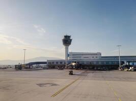 afines, Grèce - 20 août 2023. vide piste dans de face de le aéroport bâtiment photo